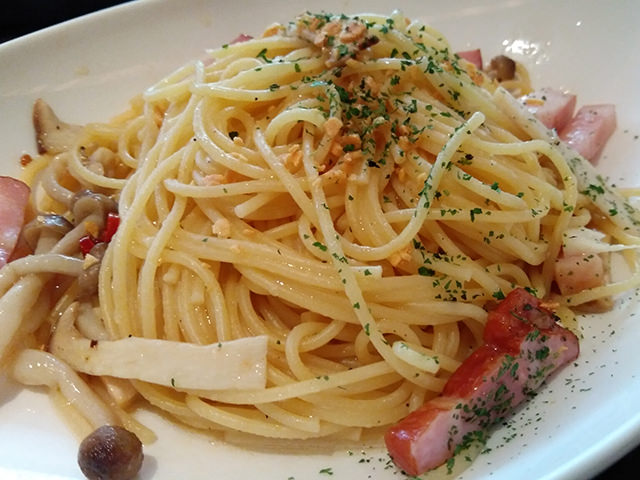 昼の室内で撮影したパスタ