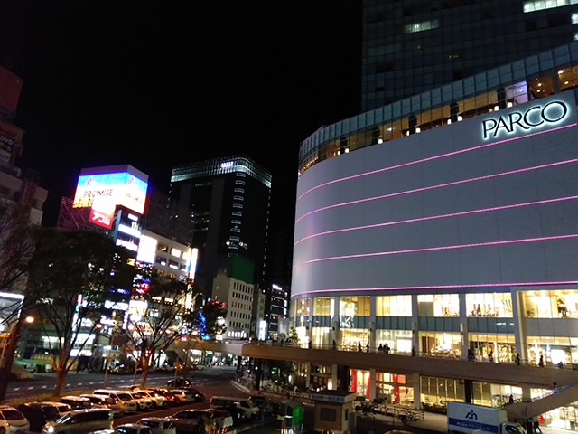 夜に撮影した街の風景(HDRオフ)