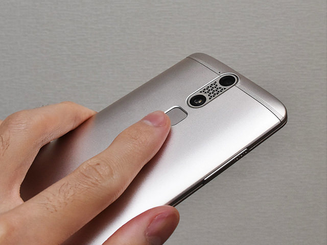 AXON mini 設定:リアパネルの指紋認証センサーに指を押し当てていく