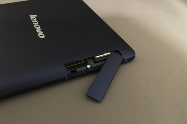 SIMスロットとmicroSDカードスロットもあります