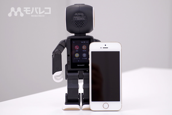 RoBoHoNの背面ディスプレイとiPhone 5sの比較