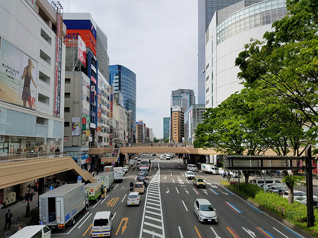日中の街の景色(HDRオン)