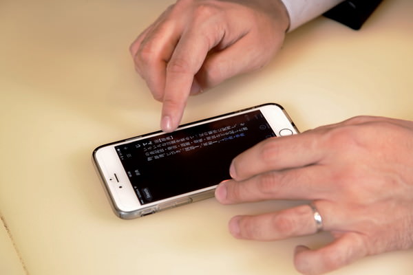 みんなのスマホ サッシャさん:辞書アプリを使用する機会が多い