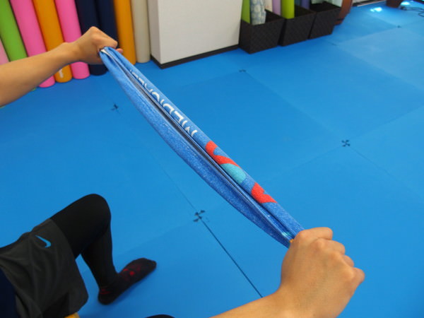 肩甲骨はがし:タオルを使ったストレッチ