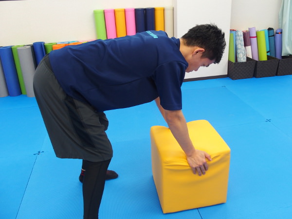 肩甲骨はがし:椅子を使ったストレッチ