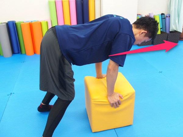 肩甲骨はがし:椅子を使ったストレッチ