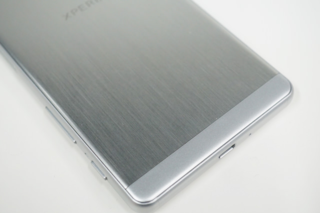 Xperia X Performance:電波受信感度を増すために背面の一部にはメタル素材ではなく、樹脂素材を採用