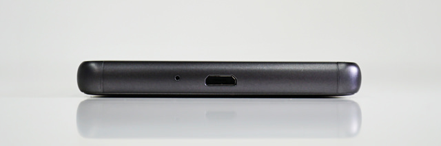 Xperia X Performance:同じくキャップレス防水になったmicroUSB端子