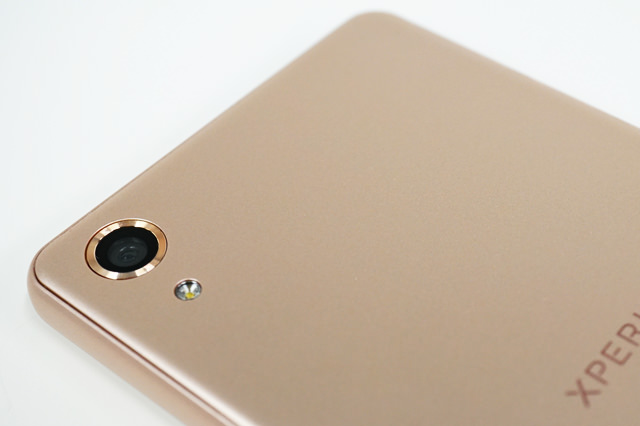 Xperia X Performanceカメラリングまで本体カラーと同一に統一されています