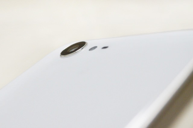 AQUOS ZETA SH-04H 外観:カメラは少し出っ張っている