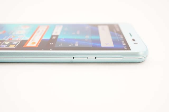 AQUOS U SHV35 外観 右側面