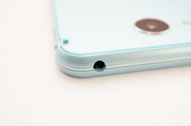 AQUOS U SHV35 外観 上面