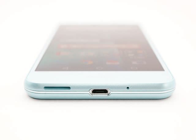 AQUOS U SHV35 外観 底面