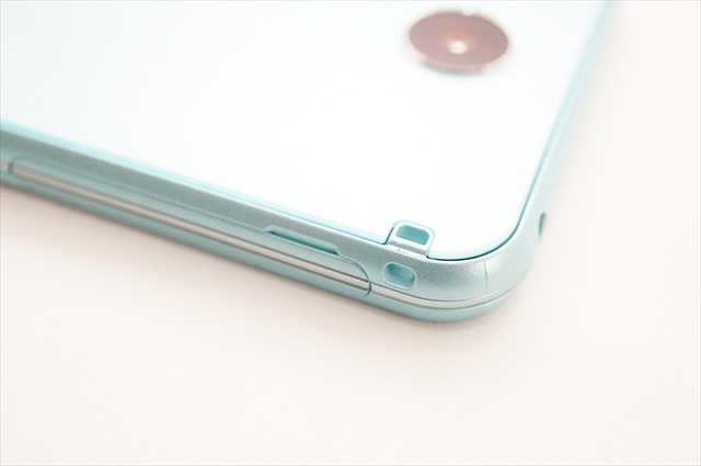 AQUOS U SHV35 左上の角にあるストラップホール