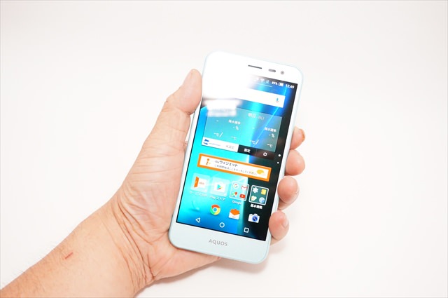 AQUOS U SHV35 手に持ったサイズ感