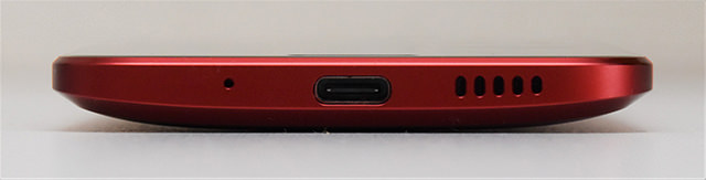 側面(下):USB Type-Cの外部入出力端子やウーファー(低音を出力するスピーカー)を配置
