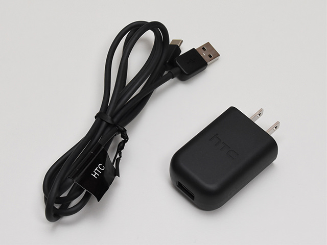 同梱されている急速充電対応の充電器とUSBケーブル