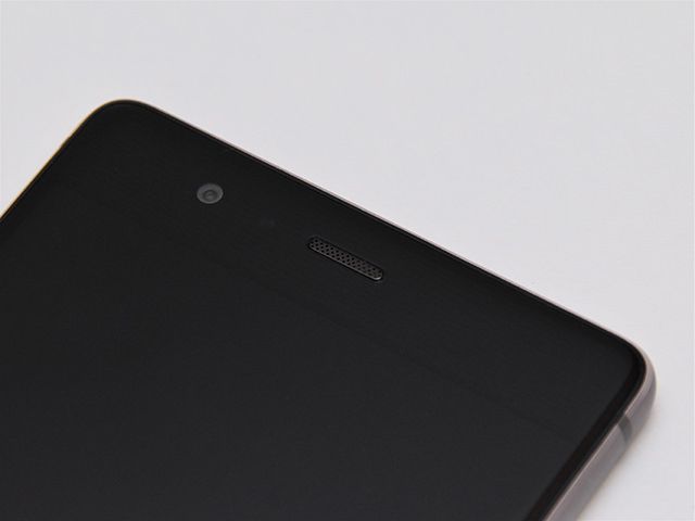 Huawei P9:ディスプレイ上部には受話口とカメラ
