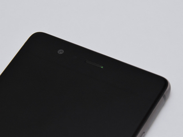 Huawei P9:受話口内部には通知用のLEDランプが内蔵