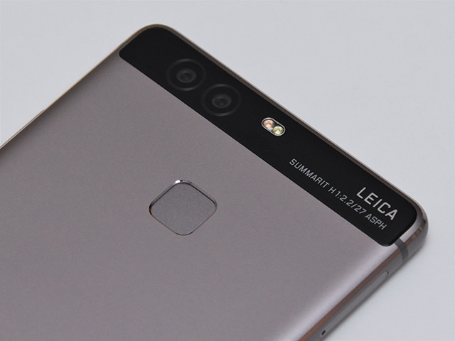 Huawei P9:上端の黒い帯内に並ぶ2つのレンズが特徴的