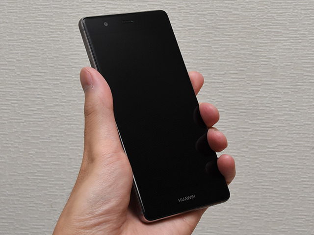Huawei P9:手に持った際の印象は非常によい。2.5Dガラスのツヤ感もとても魅力的