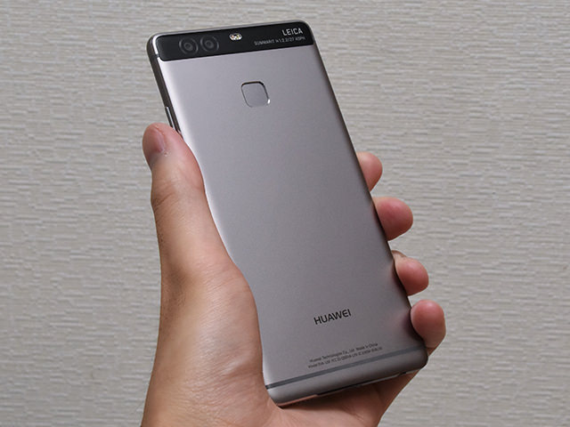 Huawei P9:背面も特徴的なカメラが変に目立つことはない