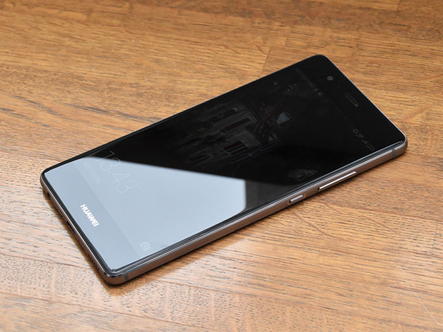 Huawei P9:指紋認証センサーは背面にあるので、当然置いた状態では触れられない
