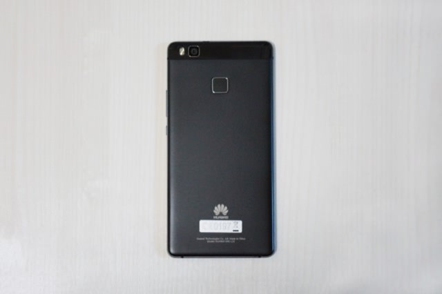 HUAWEI P9 lite:背面はマットな質感で、指紋センサーがある