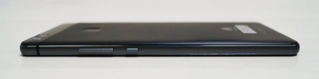 HUAWEI P9 lite:右側面はボリュームキーと電源ボタン