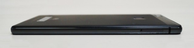 HUAWEI P9 lite:左側面はnanoSIMカードとmicroSDカードスロット