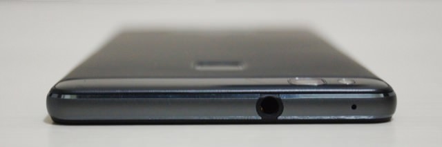 HUAWEI P9 lite:上部は3.5mmイヤホンジャックとマイク