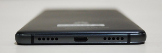 HUAWEI P9 lite:下部はスピーカー、microUSB端子、マイク