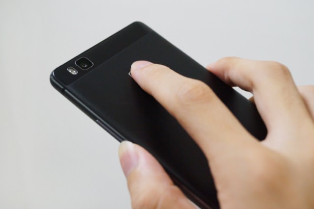 HUAWEI P9 lite:背面の指紋センサー