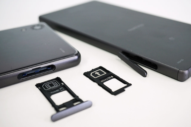フタとトレイが一体化した「Xperia X Performance」