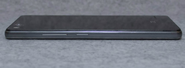 ZTE BLADE E01:右側面
