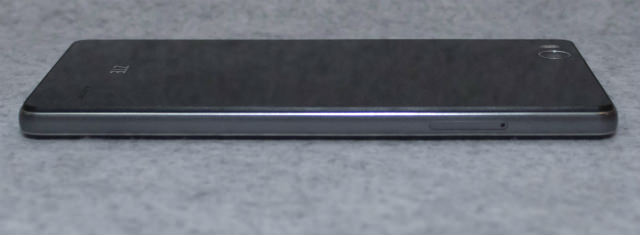 ZTE BLADE E01:左側面
