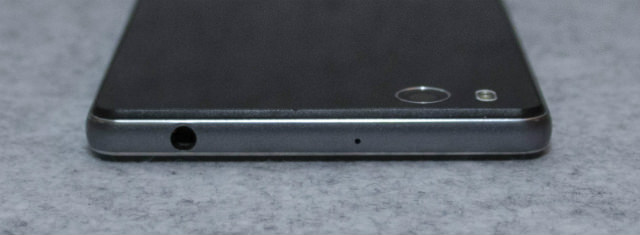 ZTE BLADE E01:ボディ上部はイヤホンジャックと動画撮影時などに活躍するセカンドマイク