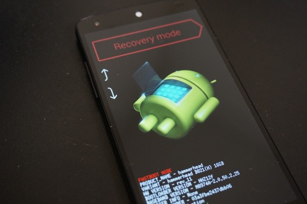 Nexus 5の場合はボリュームダウンを押しながら電源ボタンで起動します