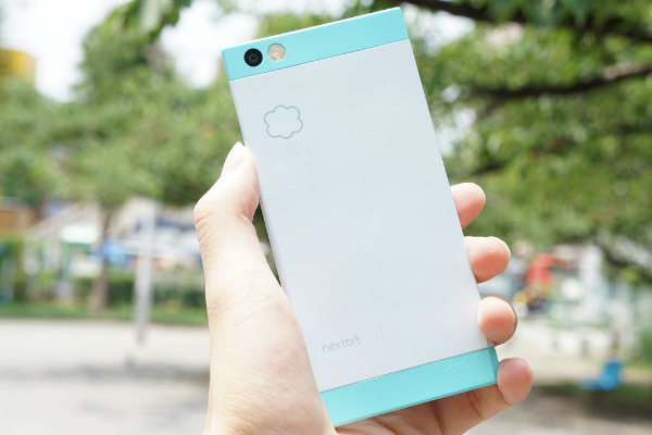 ツートンカラーのMintはかわいい印象。背面にはクラウドを示す雲のロゴ