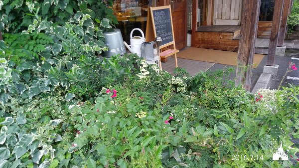 カフェの入口を撮影