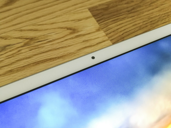 MateBook 内側にはカメラを備えている