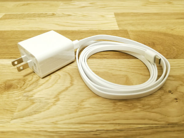 MateBook USB Type-CケーブルとACアダプタ