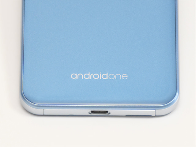 リアパネル下部にはAndroid Oneのブランドロゴ