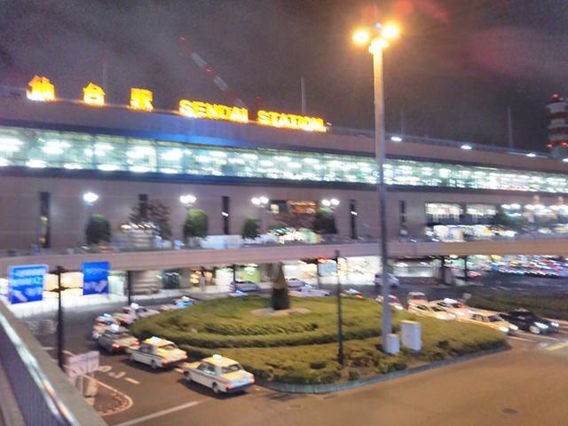 507SH カメラ作例:夜の時間帯に撮影した仙台駅(HDRオン)