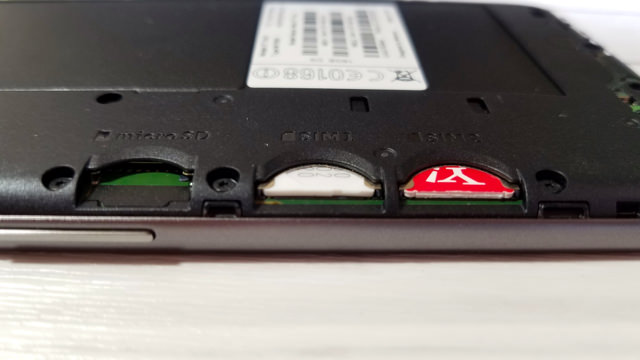 マイクロSDスロットとSIMスロットが完全独立