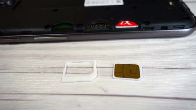 なんと、メーカー純正のSIMアダプタが付属!