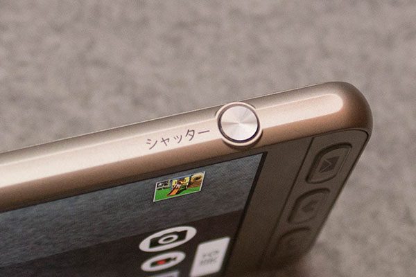 大きめで押しやすいシャッターボタン
