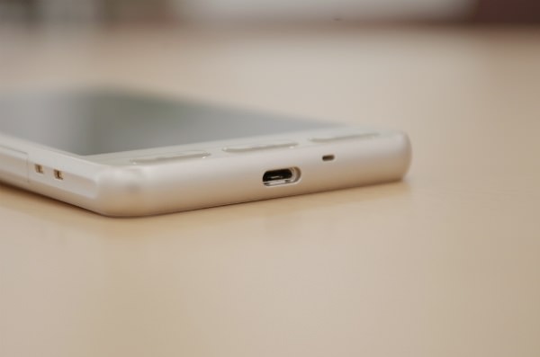 充電端子がキャップレス防水仕様