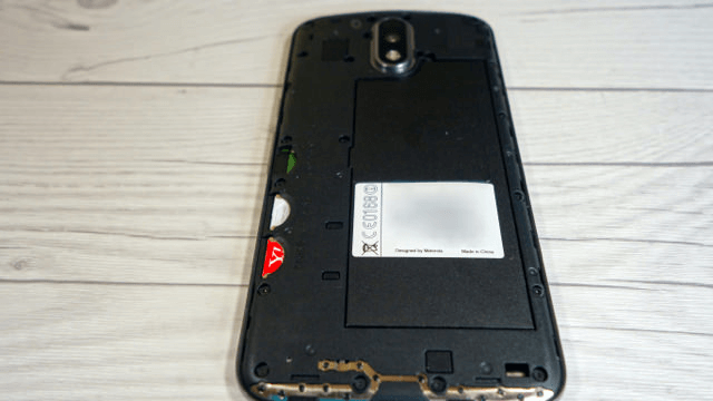 SIMカードの挿入位置は背面カバーを外すと確認できる