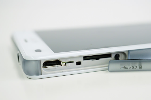 microUSBとmicroSDカードは、カバーの内側にあります